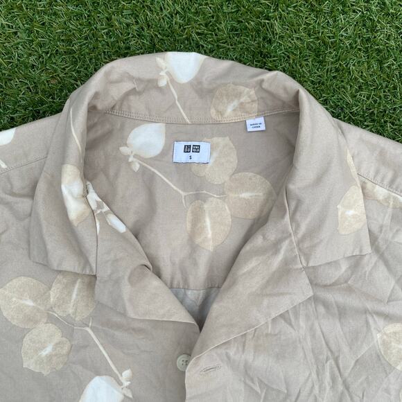 Uniqlo Men's Short Sleeve Beige Button Up Shirt - Picture 2 of 4